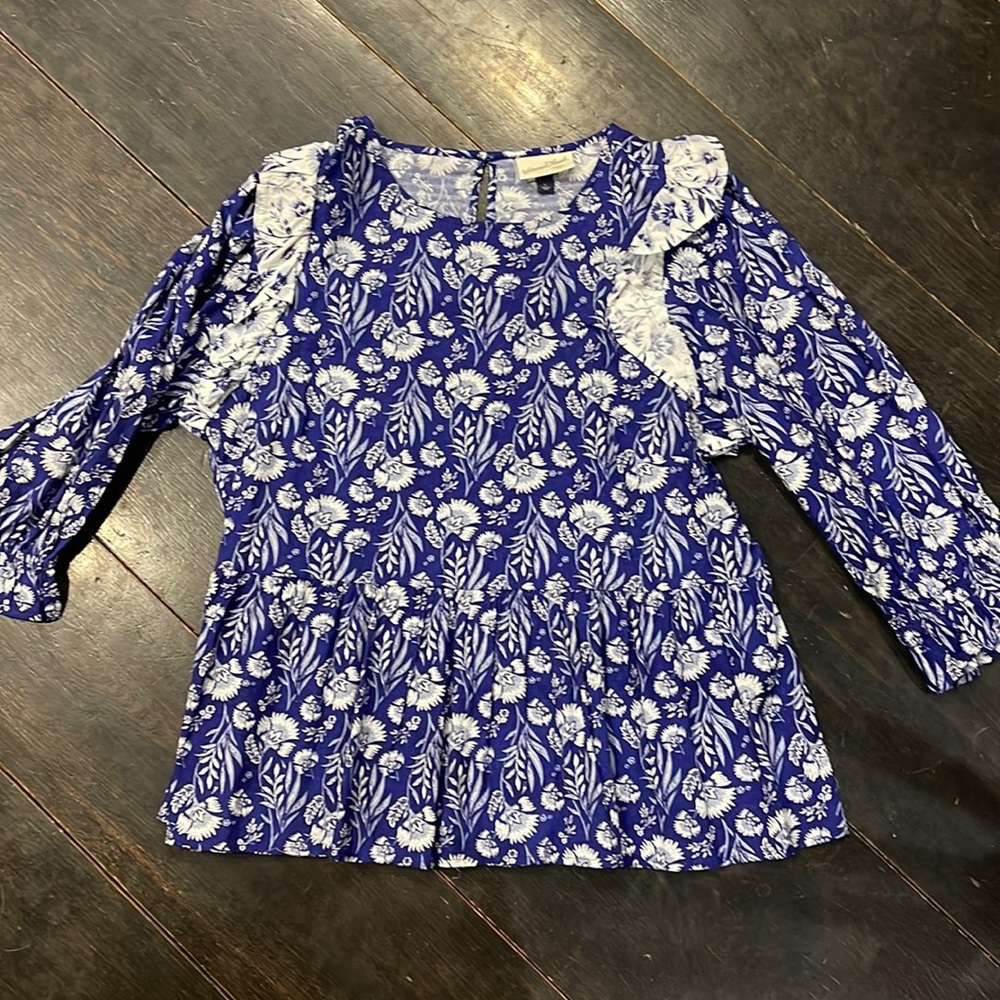 NWOT Universal Thread top.